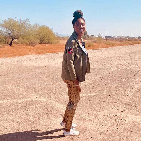 Meet your Posher, April - Picture 1 of 2